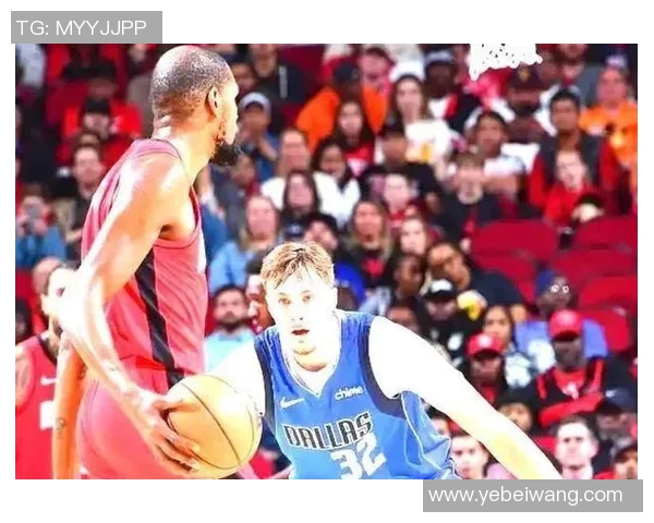 2026中国赛落户澳门，阿门和弗拉格手持26号“Macao”球衣庆祝